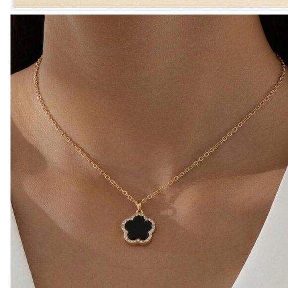 New Jewelry Set with Black Flower Pendants: Earrings, Bracelet and Necklace - Picture 4 of 4